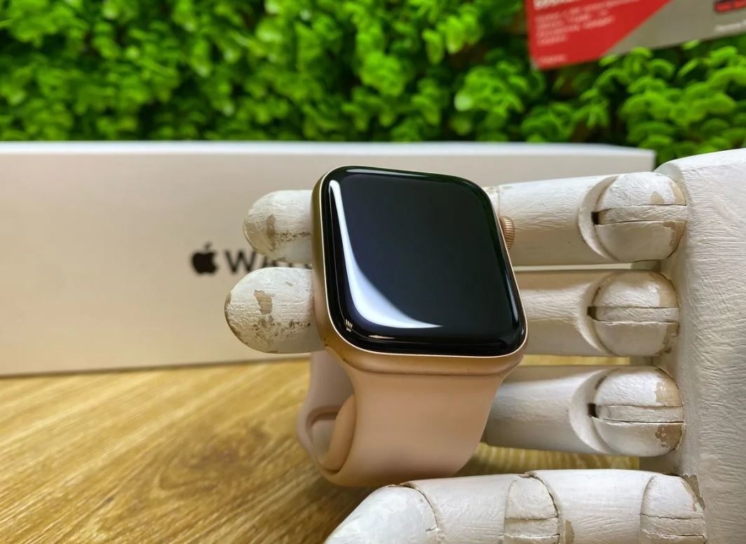 Купить БУ APPLE WATCH SE 44MM GOLD SPORT — цена, покупка в рассрочку или в  обмен, магазин 59SALE - Пермь | New & Used